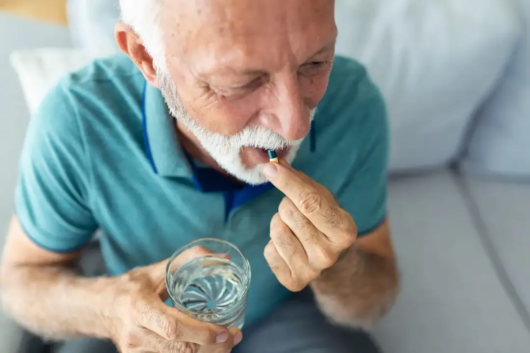 Jak brać probiotyk? Przed, po, czy z jedzeniem? Ekspert radzi!