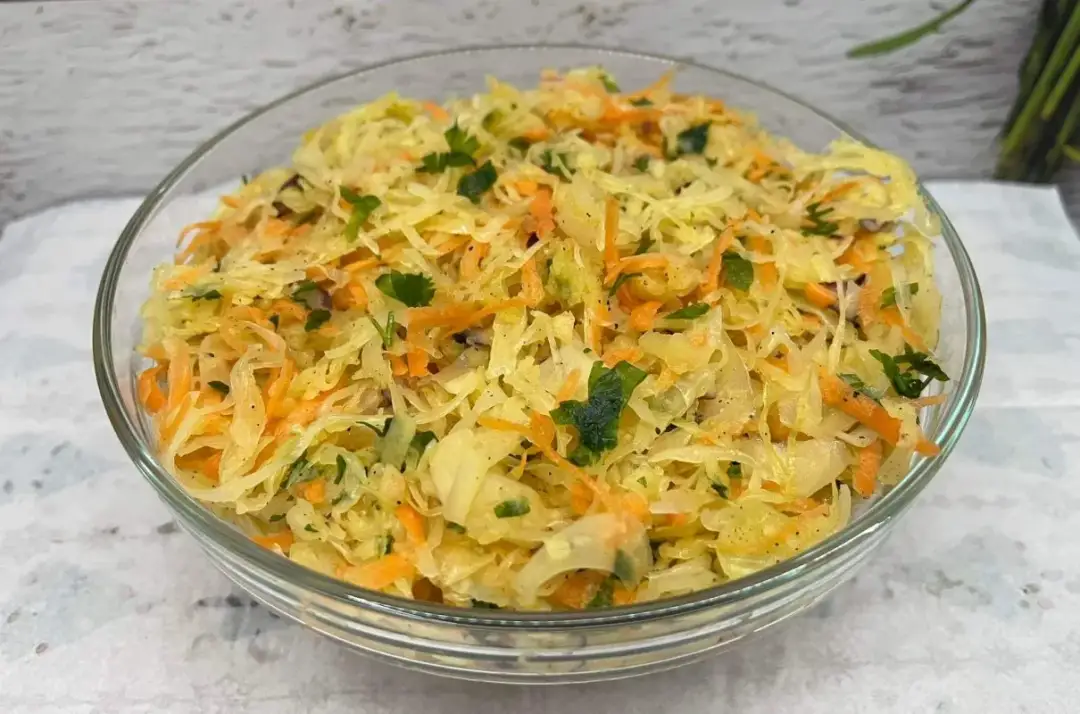 Co do surówki z kapusty kiszonej? Odkryj pyszne składniki i przepisy