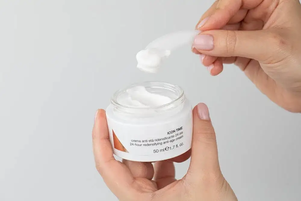 Skuteczne kremy wygładzające zmarszczki – wybierz najlepszy dla siebie