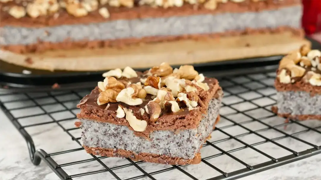 Makowiec bez pieczenia – szybki i prosty przepis na słodki deser