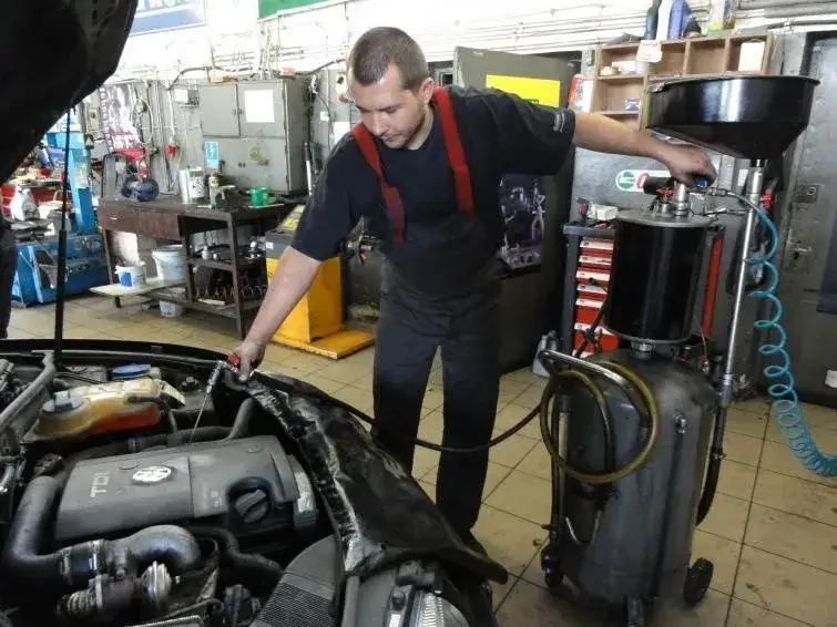 Wymiana oleju w samochodzie co ile? Sprawdź, aby uniknąć kosztów