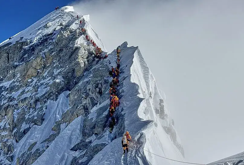 Everest: Vetta, costi, pericoli e il futuro del Tetto del Mondo