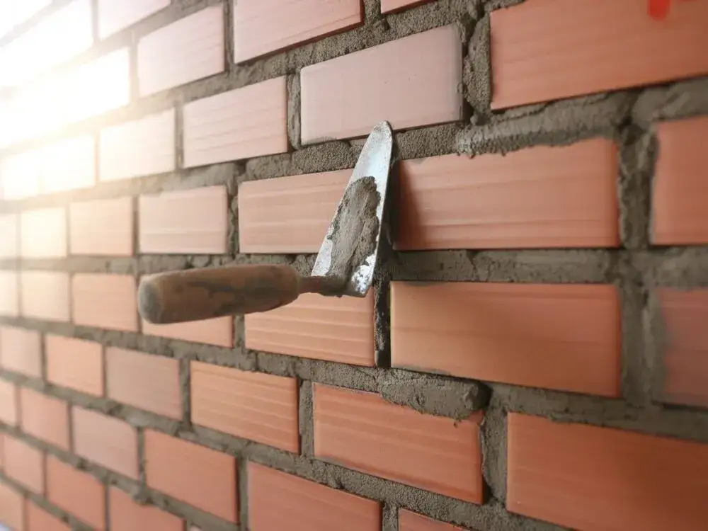 Jak długo schnie zaprawa murarska? Czas schnięcia i ważne czynniki