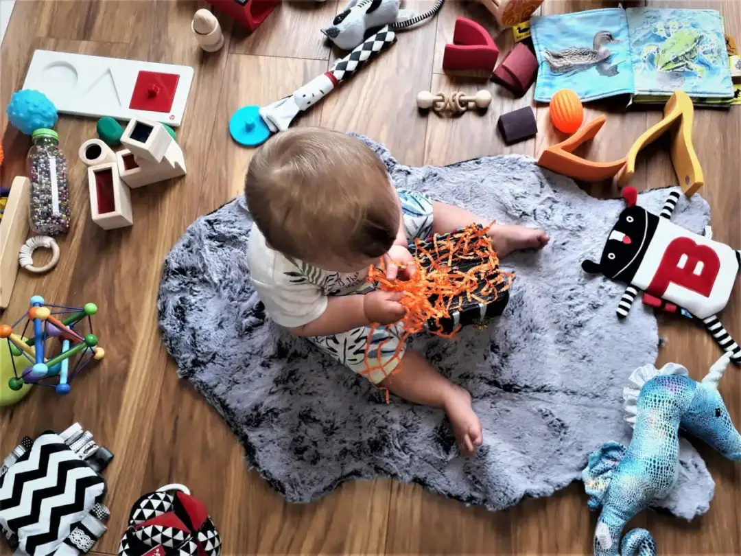 Kostki sensoryczne dla dzieci – jak wspierają rozwój malucha?