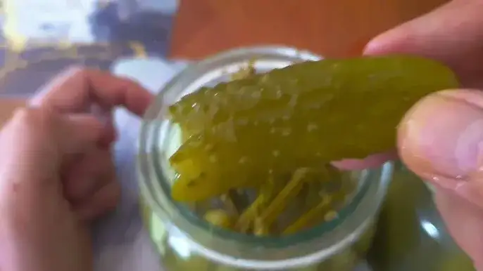 Ogórki kiszone ile soli na litr - uniknij błędów w kiszeniu