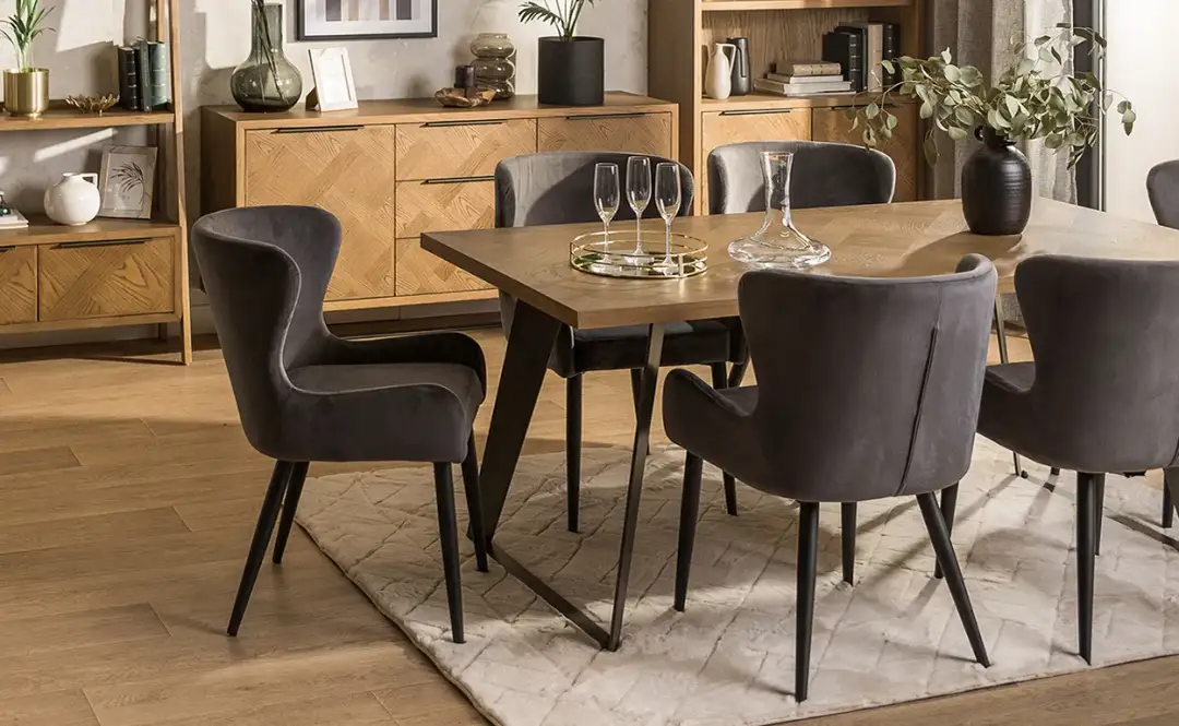 Jak dobrać krzesła do stołu, aby uniknąć niewygody i stylowych błędów