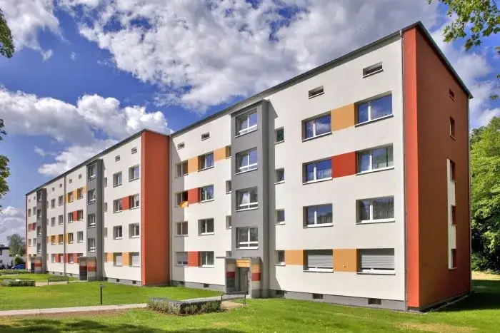 Malowanie elewacji czy tynk - co wybrać, aby zaoszczędzić?