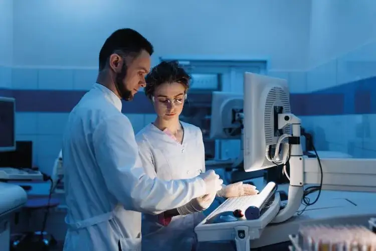 Fizyk: Kim jest, ile zarabia i czy to zawód dla Ciebie?