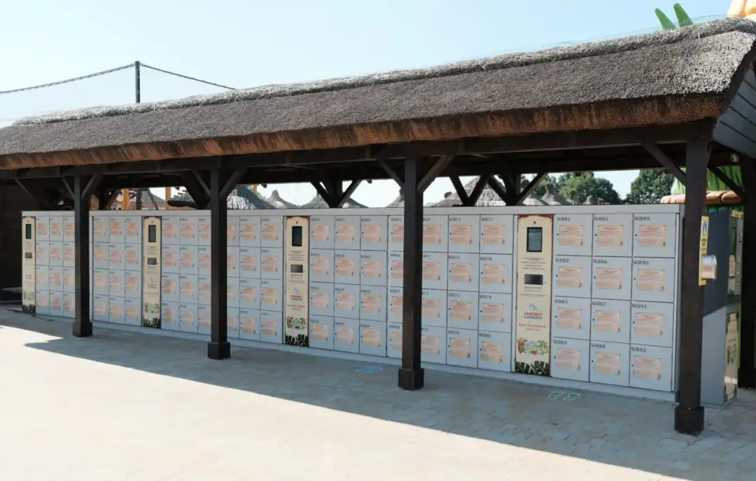 Szafki bagażowe pod zadaszeniem w Energylandii.