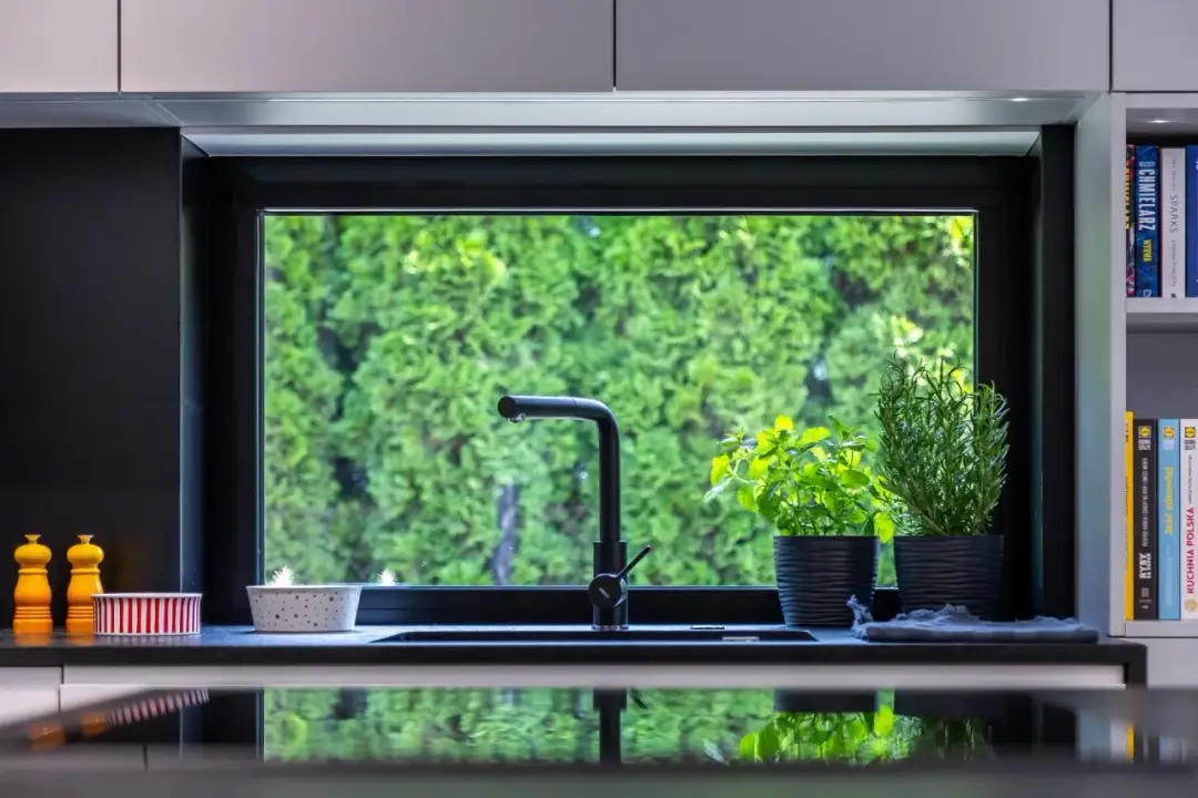 Niskie okno w kuchni: Jak efektywnie zaaranżować przestrzeń?