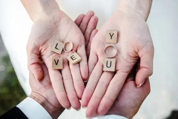 Gdzie obrączka na lewej ręce ma znaczenie w polskiej tradycji?