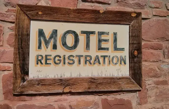 Jak szukać tanich noclegów i uniknąć ukrytych kosztów?