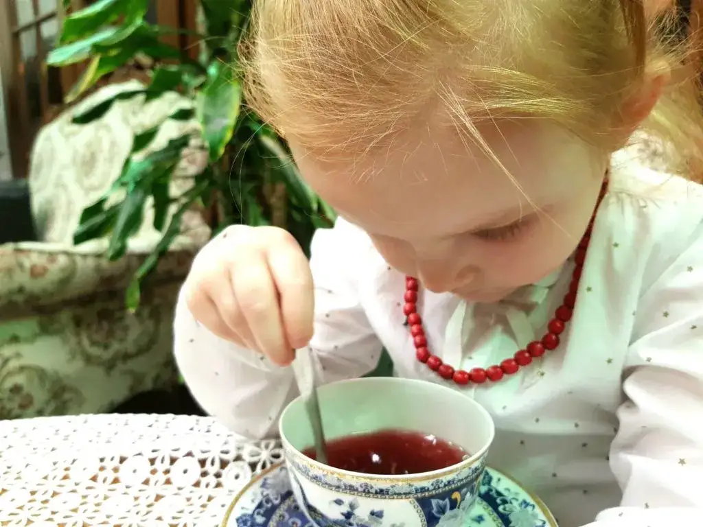 Jaka herbata dla rocznego dziecka? Bezpieczne napoje, które pokochasz