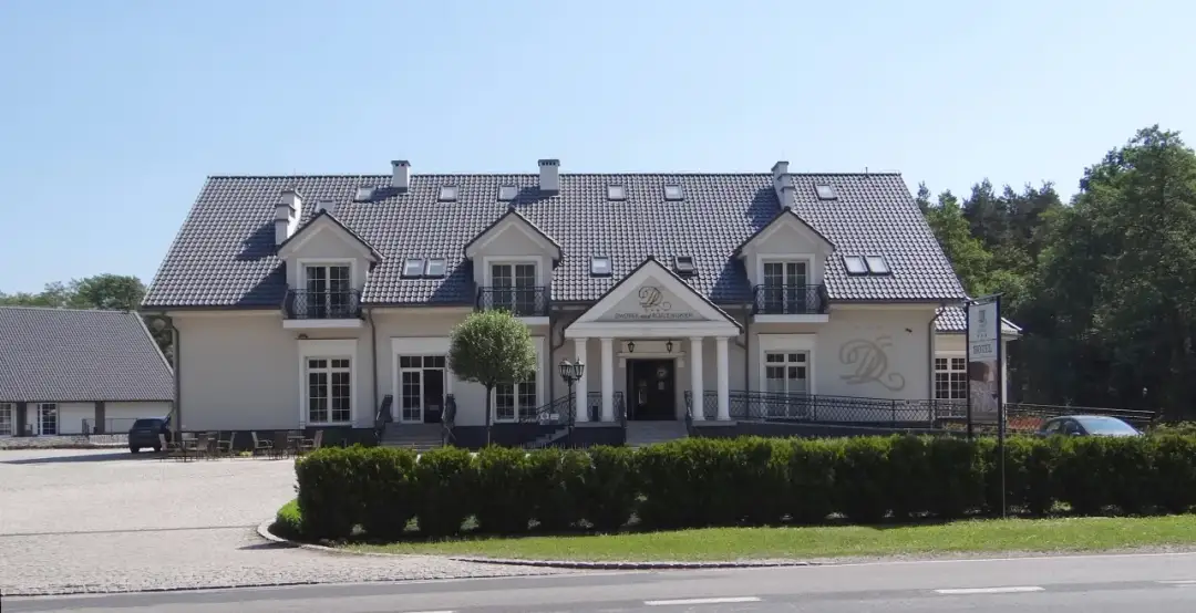 Dworek nad rozlewiskiem: Gdzie jest i czy można go odwiedzić?