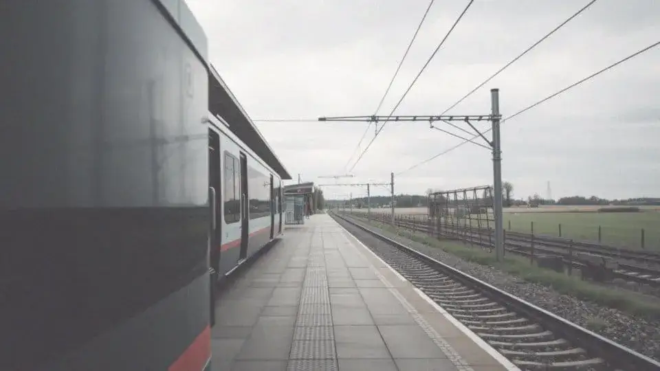 Jak dojechać do Jastrzębiej Góry pociągiem? Sprawdź trasy i połączenia