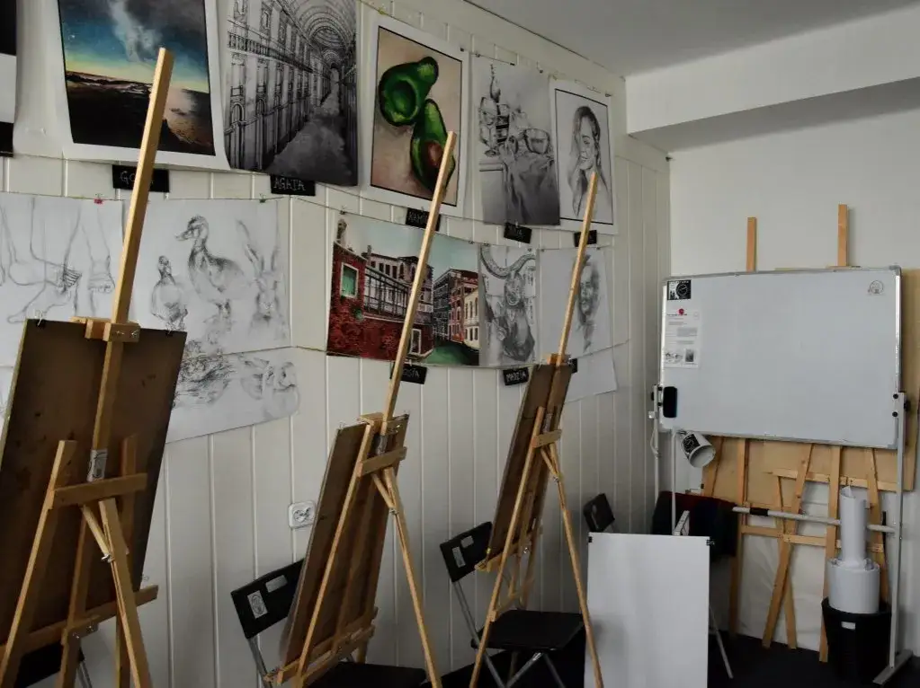 Zajęcia z rysunku dla dzieci: Korzyści, koszty i jak wybrać?