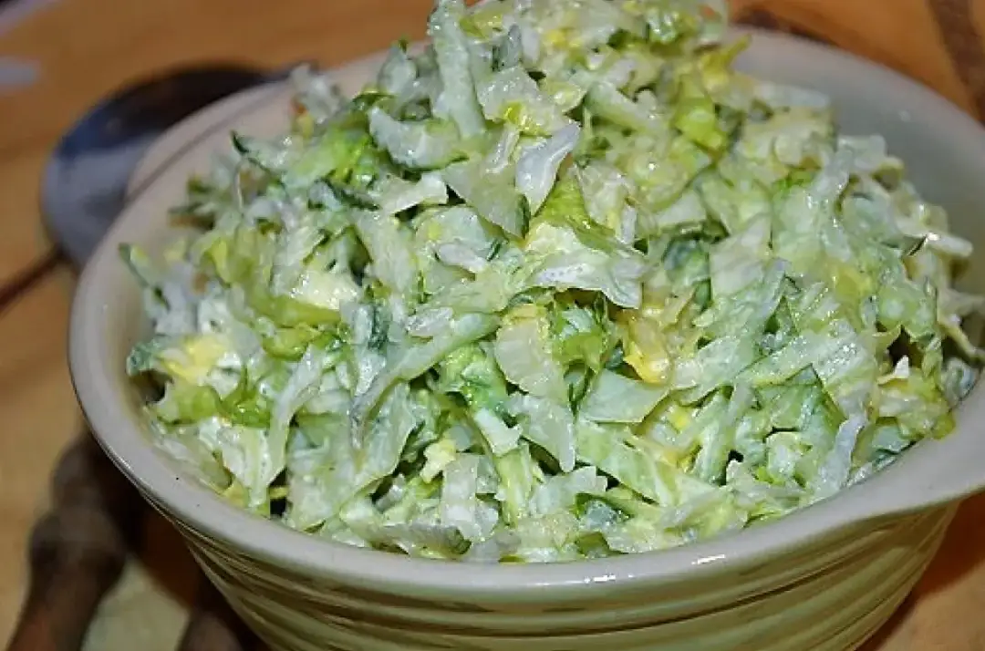 Szybka i prosta surówka z lodowej sałaty - jak zrobić idealną sałatkę