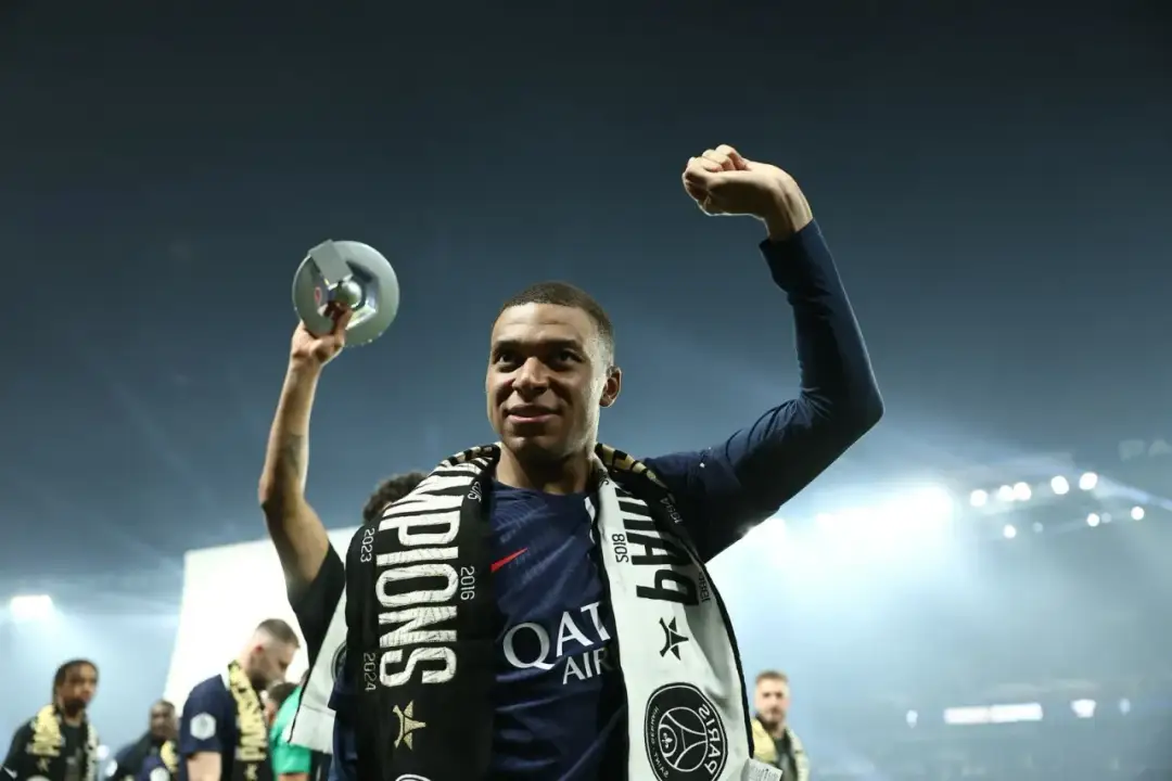 Ile zarabia Kylian Mbappe miesięcznie? Zaskakujące dane o jego pensji