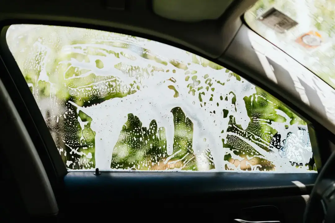 Skuteczne sposoby na to, czym zmyć wosk z szyby samochodu