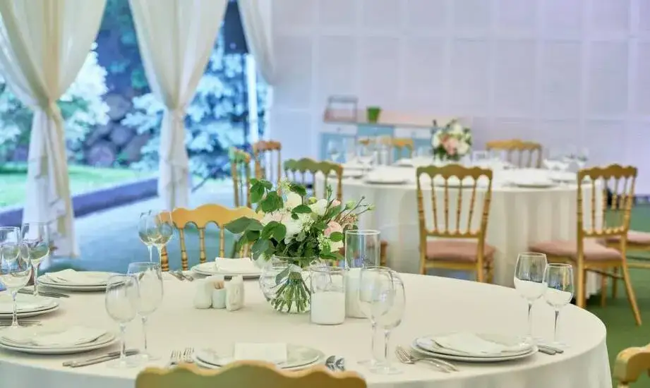 Jak udekorować namiot na komunię? Pomysły i triki DIY.