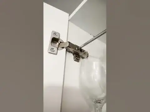 Zawiasy w szafkach kuchennych: Prosty sposób na idealne dopasowanie drzwiczek