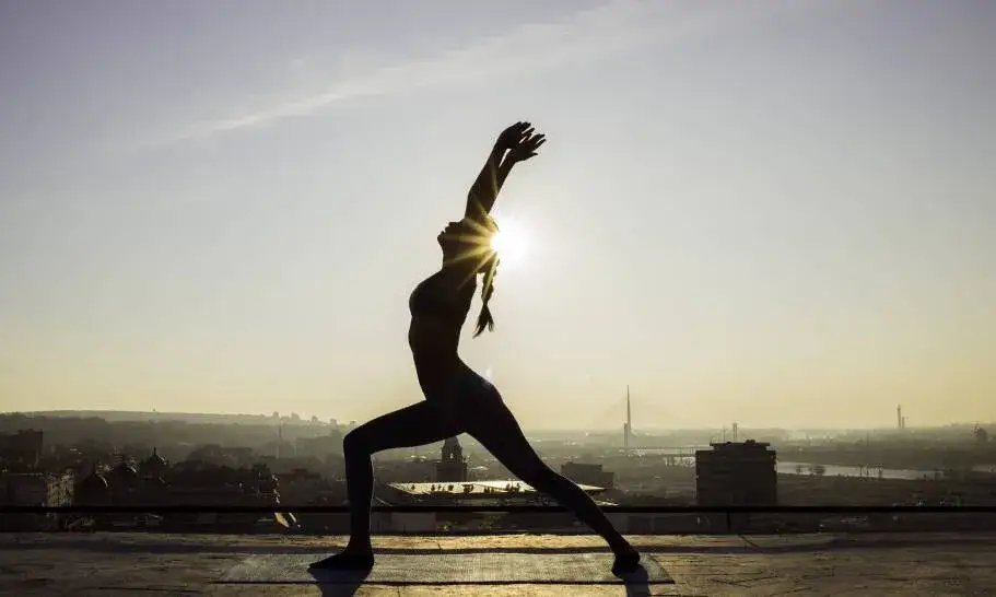 Vinyasa Flow joga: Co to jest? Korzyści i praktyczne wskazówki