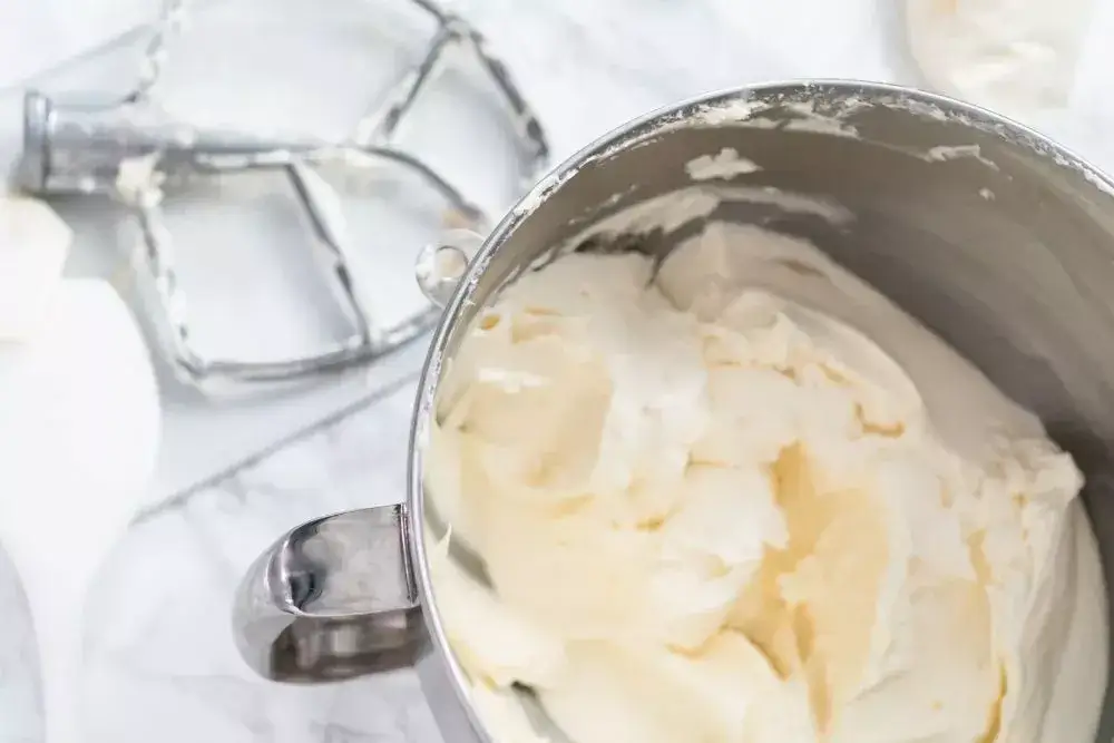 Jak wybielić tynk do tortu – proste sposoby na idealnie biały fondant