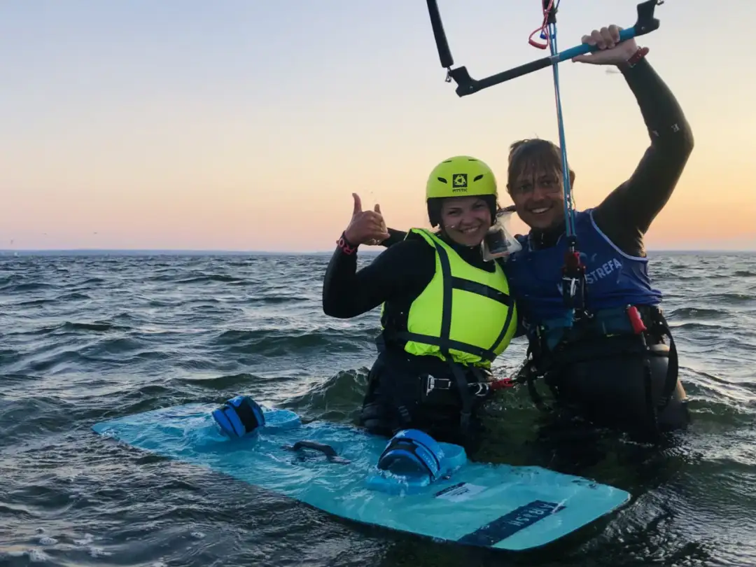 Co to kitesurfing? Poznaj emocje i wyzwania tego sportu wodnego