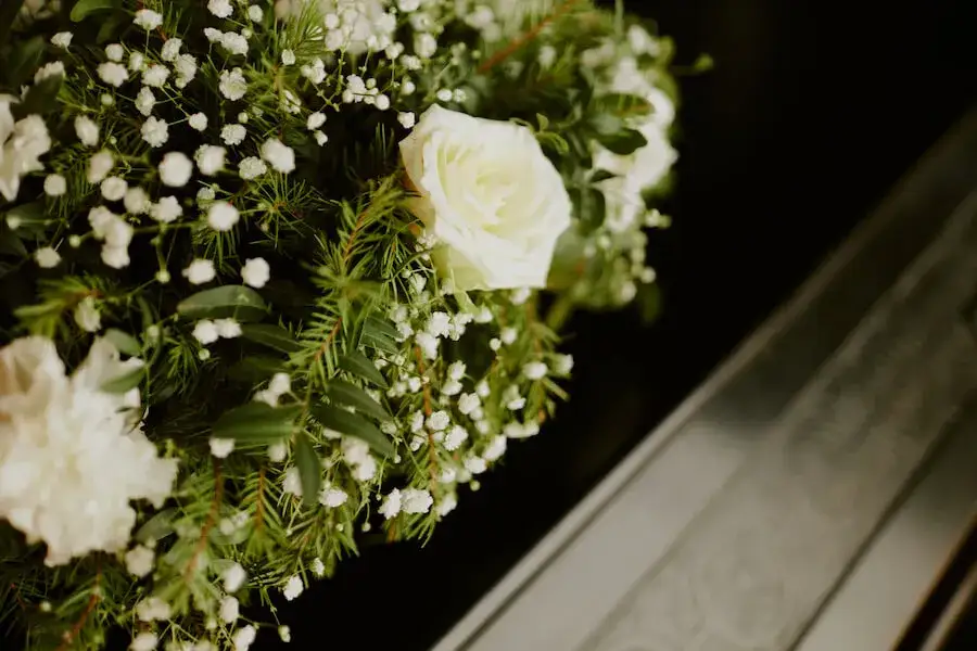 Co oznacza biała róża na pogrzebie? Symbolika i znaczenie w żalu