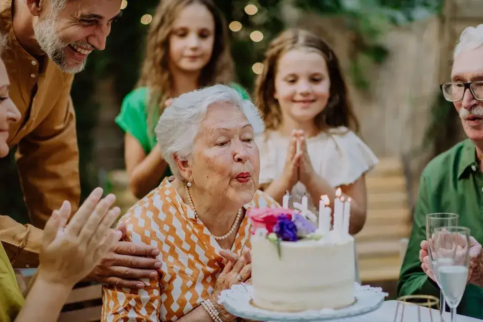 Czego życzyć starszej osobie? Inspirujące życzenia na urodziny