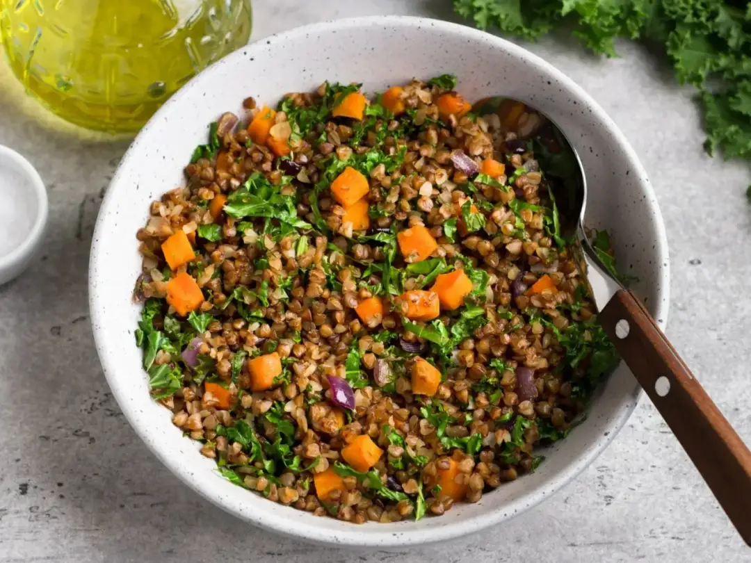 Pyszna sałatka z kaszy gryczanej z dynią i jarmużem. Idealny pomysł na to, co można zrobić z ugotowanej kaszy gryczanej.