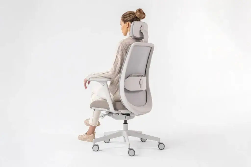 Jakie krzesło ergonomiczne wybrać, aby uniknąć bólu pleców?