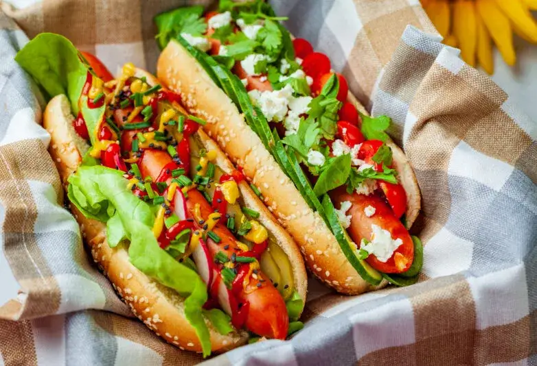 Najlepsze przepisy na hot dogi z grilla, które zachwycą gości