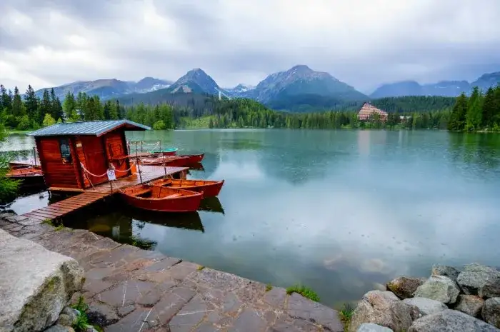 Szczyrbskie Jezioro na Słowacji: wszystko co musisz wiedzieć przed wyjazdem