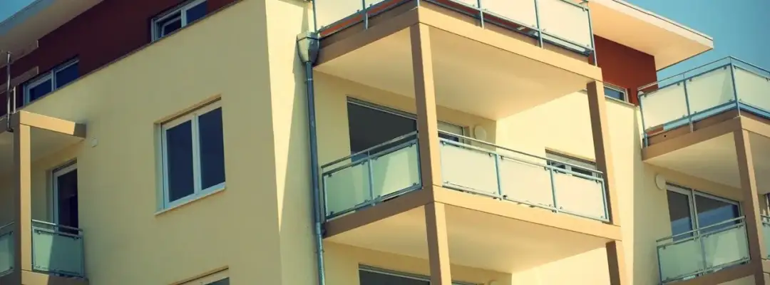 Jak zabudować balkon w bloku – uniknij kosztownych błędów i uzyskaj zgodę