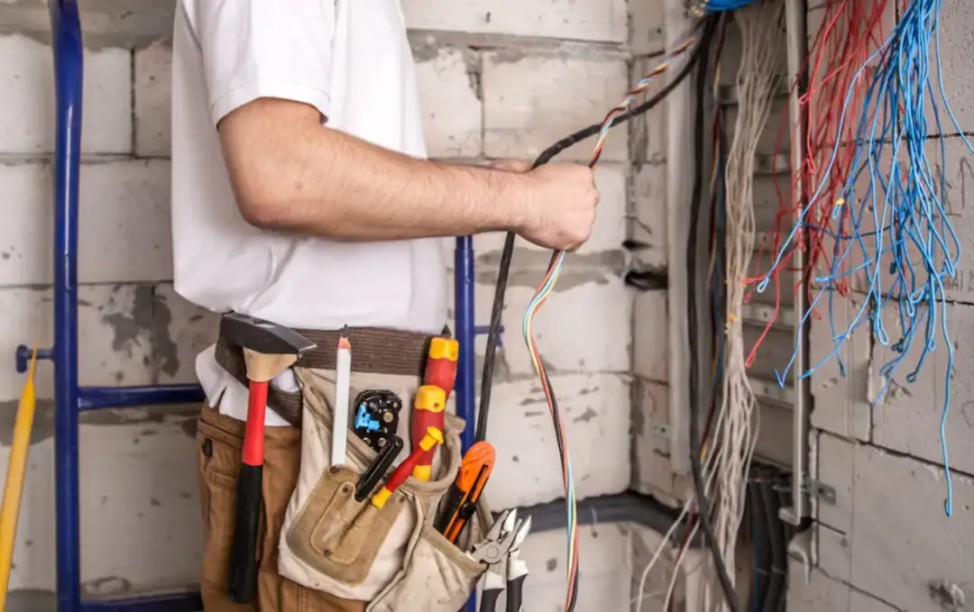 Ile kosztuje wymiana elektryki w mieszkaniu? Sprawdź, co wpływa na ceny