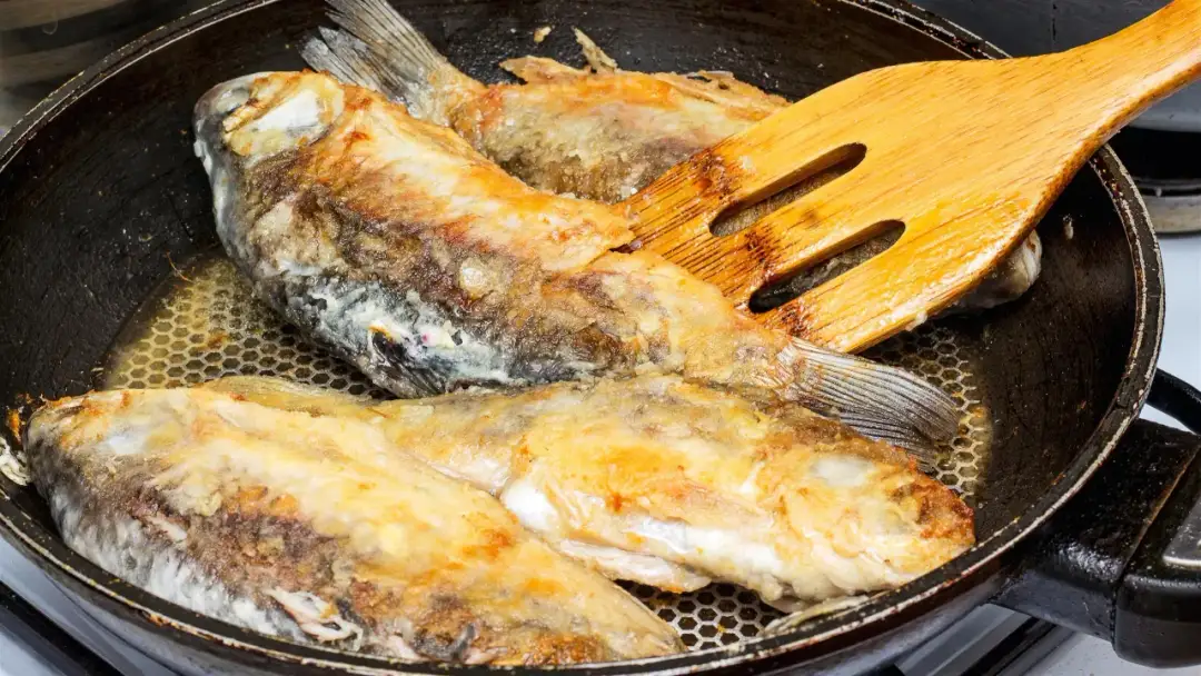 Czy rozmrażać rybę przed smażeniem? Oto, co musisz wiedzieć