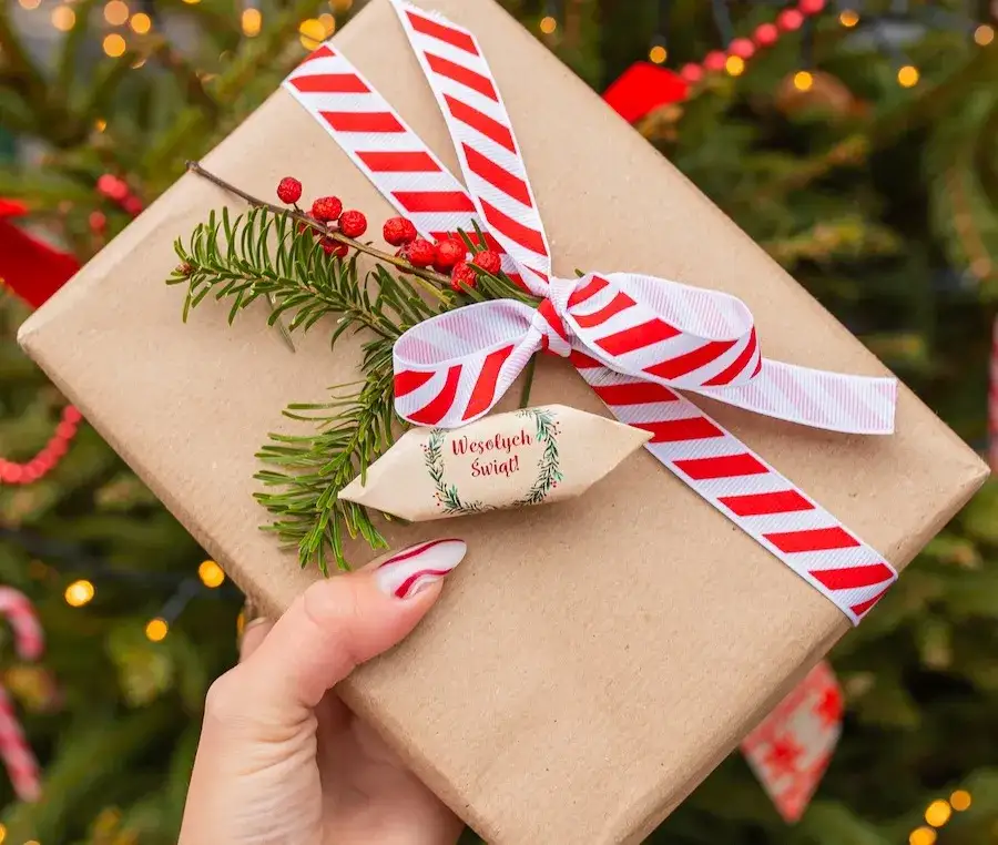 Prezent dla wychowawcy na wigilię: Pomysły, budżet i czego unikać