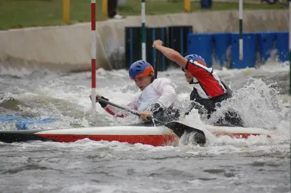 Kajakarstwo górskie w Drzewicy: najlepsze trasy i niezapomniane przeżycia