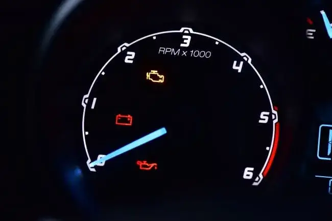 Jak sprawdzić ciśnienie oleju w silniku i uniknąć kosztownych napraw