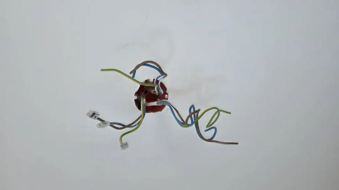 Jak bezpiecznie podłączyć oświetlenie z gniazdka – uniknij błędów i zagrożeń