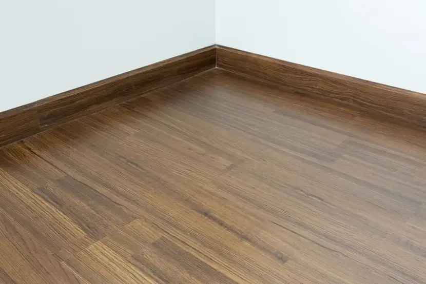 Jakie listwy przypodłogowe do płytek drewnopodobnych wybrać, aby uniknąć błędów?