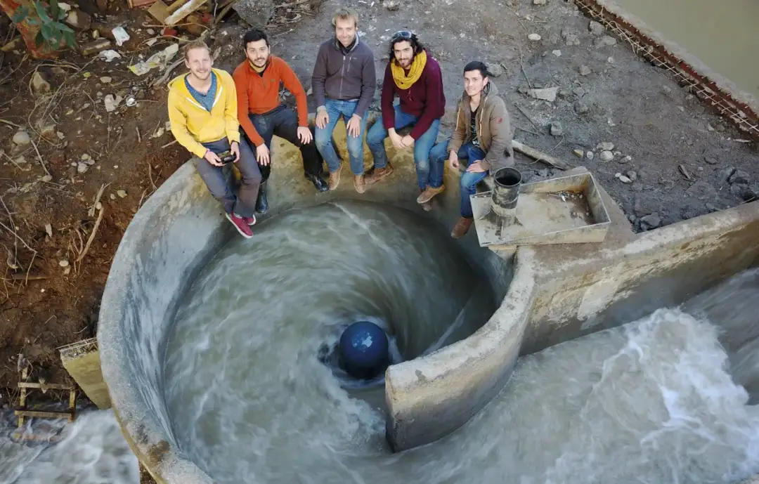 Prądnica elektryczna napędzana przez turbinę wodną – jak działa i co warto wiedzieć