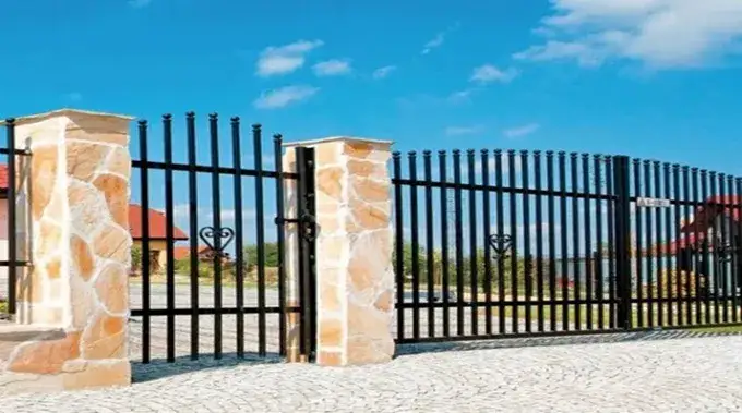 Czy brama dwuskrzydłowa może otwierać się na zewnątrz? Sprawdź przepisy!