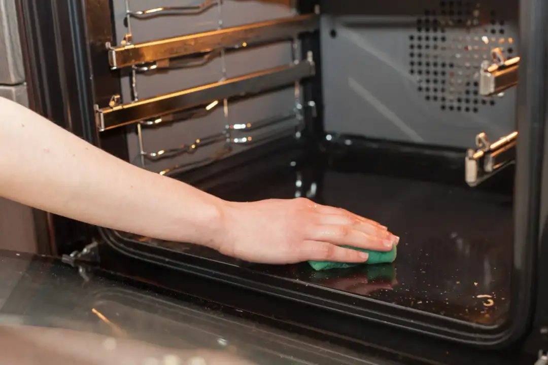 Skuteczne metody na to, jak wyczyścić piekarnik bez wysiłku