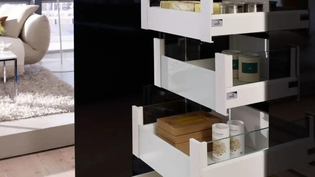 Jak zamontować szuflady w szafce bez problemów i zbędnych kosztów