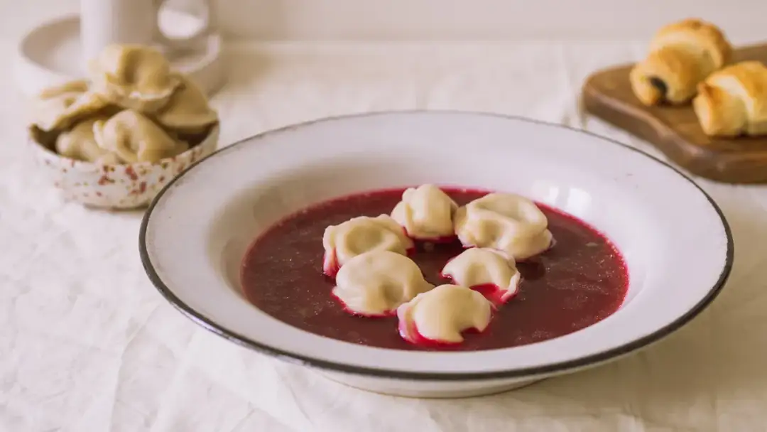 Ile kalorii ma barszcz czerwony z uszkami? Sprawdź, co musisz wiedzieć