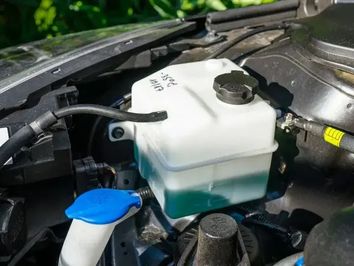 Zamarznięty płyn w chłodnicy: Jak uratować silnik? Poradnik