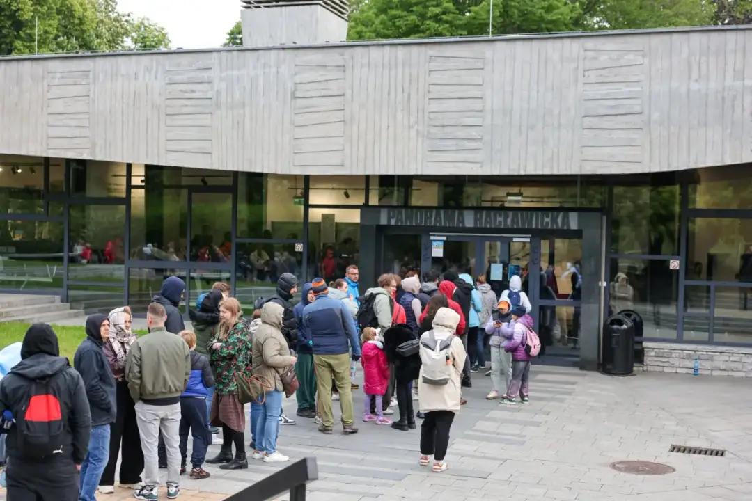 Jak dojechać z dworca PKP do Panoramy Racławickiej w prosty sposób