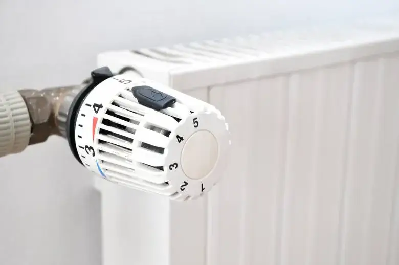 Dlaczego grzejnik nie grzeje mimo odpowietrzenia? Sprawdź przyczyny.